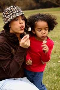 madre e hija con flores